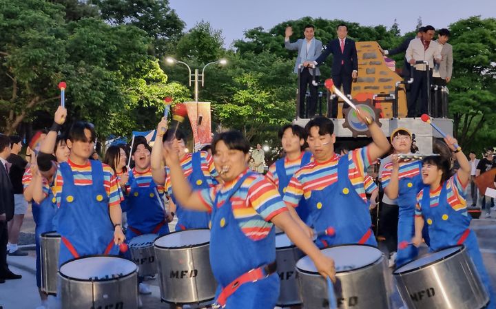 [울산=뉴시스] 박수지 기자 = 제20회 울산쇠부리축제 개막식이 10일 개최된 가운데 퍼포먼스가 진행되고 있다. 2024.05.10. parksj@newsis.com *재판매 및 DB 금지