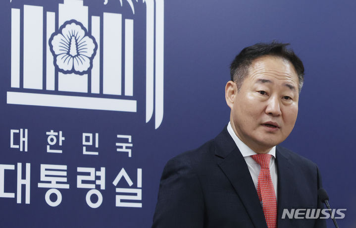 [서울=뉴시스] 조수정 기자 = 전광삼 신임 시민사회수석이 10일 서울 용산 대통령실 청사에서 윤석열 대통령의 임명에 대한 소감을 밝히고 있다. 2024.05.10. chocrystal@newsis.com