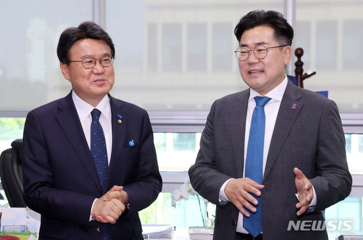 [서울=뉴시스] 조성우 기자 = 박찬대(오른쪽) 더불어민주당 원내대표가 10일 오전 서울 여의도 국회 의원회관에서 황운하 조국혁신당 원내대표를 예방하고 있다. (공동취재) 2024.05.10. photo@newsis.com