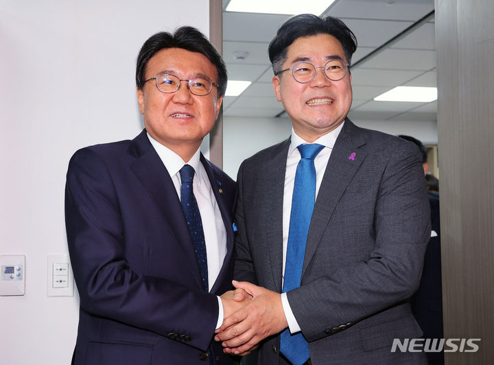 [서울=뉴시스] 조성우 기자 = 박찬대(오른쪽) 더불어민주당 원내대표가 10일 오전 서울 여의도 국회 의원회관에서 황운하 조국혁신당 원내대표를 예방하고 있다. (공동취재) 2024.05.10. photo@newsis.com