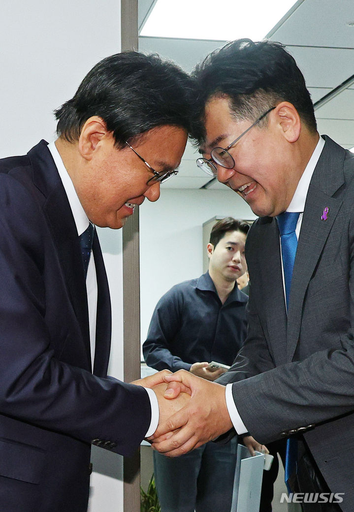 [서울=뉴시스] 조성우 기자 = 박찬대(오른쪽) 더불어민주당 원내대표가 10일 오전 서울 여의도 국회 의원회관에서 황운하 조국혁신당 원내대표를 예방하고 있다. (공동취재) 2024.05.10. photo@newsis.com