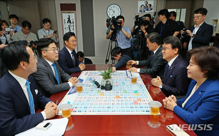 [서울=뉴시스] 조성우 기자 = 박찬대(왼쪽 두 번째) 더불어민주당 원내대표가 10일 오전 서울 여의도 국회 의원회관에서 황운하(오른쪽 두 번째) 조국혁신당 원내대표를 예방하고 있다. (공동취재) 2024.05.10. photo@newsis.com