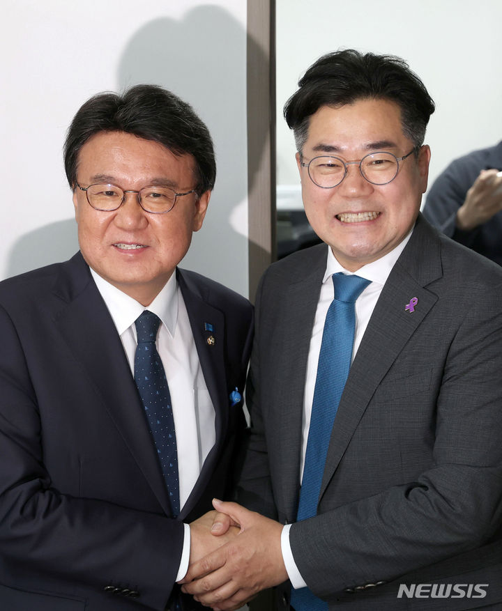 [서울=뉴시스] 조성우 기자 = 박찬대(오른쪽) 더불어민주당 원내대표가 10일 오전 서울 여의도 국회 의원회관에서 황운하 조국혁신당 원내대표를 예방하고 있다. (공동취재) 2024.05.10. photo@newsis.com