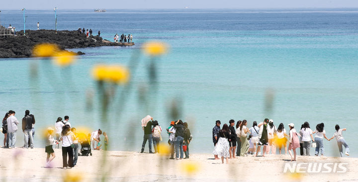 [제주=뉴시스] 우장호 기자 = 완연한 초여름 날씨를 보인 10일 오전 제주시 조천읍 함덕해수욕장을 찾은 관광객들이 시원한 바닷바람을 쐬며 즐거운 시간을 보내고 있다. 2024.05.10. woo1223@newsis.com