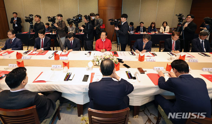 [대구=뉴시스] 이무열 기자 = 홍준표 대구시장이 10일 대구 수성구 만촌동 인터불고호텔에서 열린 ‘제22대 국회의원 당선인과의 간담회’에서 인사말을 하고 있다. 2024.05.10. lmy@newsis.com