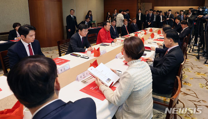 [대구=뉴시스] 이무열 기자 = 홍준표 대구시장이 10일 대구 수성구 만촌동 인터불고호텔에서 열린 ‘제22대 국회의원 당선인과의 간담회’에서 인사말을 하고 있다. 2024.05.10. lmy@newsis.com