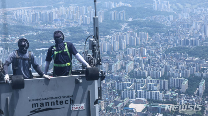 [서울=뉴시스] 김근수 기자 = 지난달 10일 서울 송파구 롯데월드타워 서울스카이에서 강남 지역 대규모 아파트 대단지 모습이 보이고 있다. 2024.06.19. ks@newsis.com