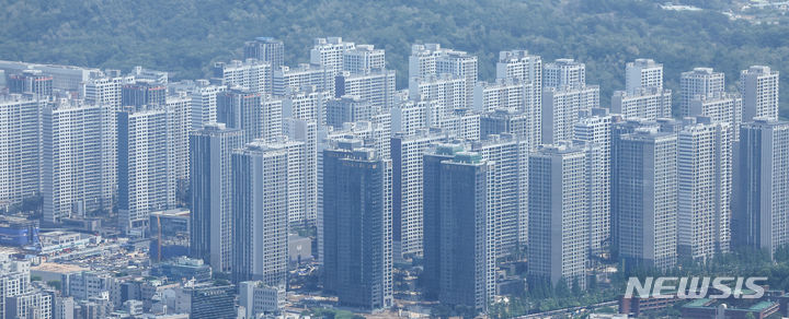 [서울=뉴시스] 김근수 기자 = 10일 서울 송파구 롯데월드타워 서울스카이에서 강남 지역 대규모 아파트 모습이 보이고 있다. 2024.05.10. ks@newsis.com