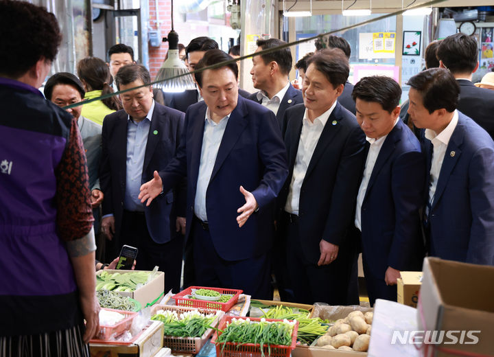 [서울=뉴시스] 조수정 기자 = 윤석열 대통령이 10일 서울 서대문구 영천시장을 찾아 채소 가게를 둘러보고 있다. 윤 대통령 왼쪽은 박춘섭 경제수석, 오른쪽은 김주현 민정수석. (대통령실통신사진기자단) 2024.05.10. chocrystal@newsis.com