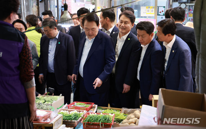[서울=뉴시스] 조수정 기자 = 윤석열 대통령이 10일 서울 서대문구 영천시장을 찾아 채소 가게를 둘러보고 있다. 윤 대통령 왼쪽은 박춘섭 경제수석, 오른쪽은 김주현 민정수석. (대통령실통신사진기자단) 2024.05.10. chocrystal@newsis.com