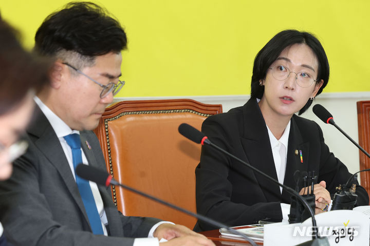 [서울=뉴시스] 권창회 기자 = 장혜영 정의당 원내대표 직무대행이 10일 오후 서울 여의도 국회에서 박찬대 더불어민주당 원내대표를 접견해 대화하고 있다. 2024.05.10. kch0523@newsis.com