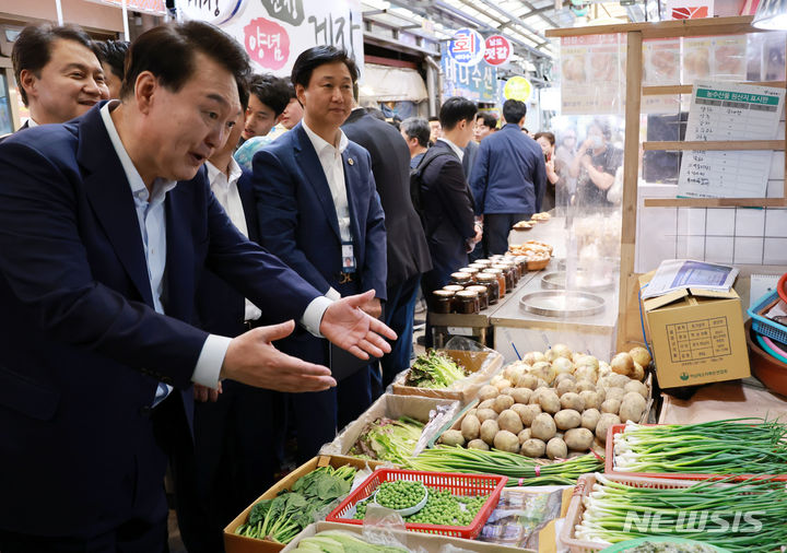 [서울=뉴시스] 조수정 기자 = 윤석열 대통령이 10일 서울 서대문구 영천시장을 찾아 채소 가게를 둘러보고 있다. 윤 대통령 왼쪽 뒤는 김주현 민정수석. (대통령실통신사진기자단) 2024.05.10. chocrystal@newsis.com