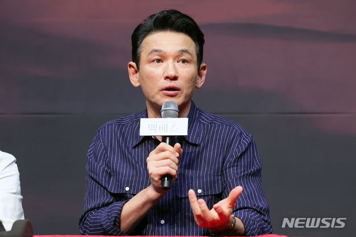[서울=뉴시스] 박진희 기자 = 연극 '맥베스' 맥베스 역의 배우 황정민이 10일 서울 중구 국립극장 하늘극장에서 제작발표회를 하고 있다. 2024.05.10. pak7130@newsis.com