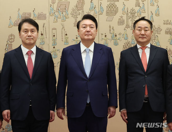 [서울=뉴시스] 조수정 기자 = 윤석열 대통령이 10일 서울 용산 대통령실 청사에서 김주현(왼쪽) 민정수석비서관과 전광삼 시민사회수석비서관에게 임명장을 수여한 뒤 참모진과 기념촬영 하기 위해 기다리고 있다. 2024.05.10. chocrystal@newsis.com