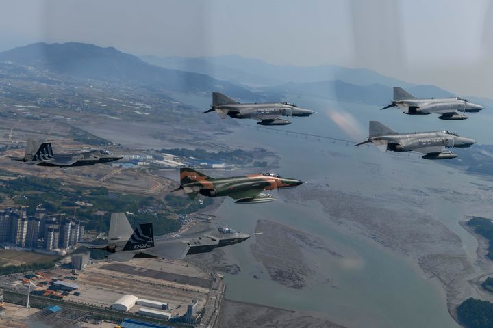 [서울=뉴시스] 퇴역을 앞둔 F-4E 팬텀 필승편대가 지난 5월9일 경남 사천대교 상공에서 KF-21 전투기와 편대를 이뤄 국토순례 비행을 하고 있다. (사진=공군 제공) 2024.07.10. photo@newsis.com *재판매 및 DB 금지