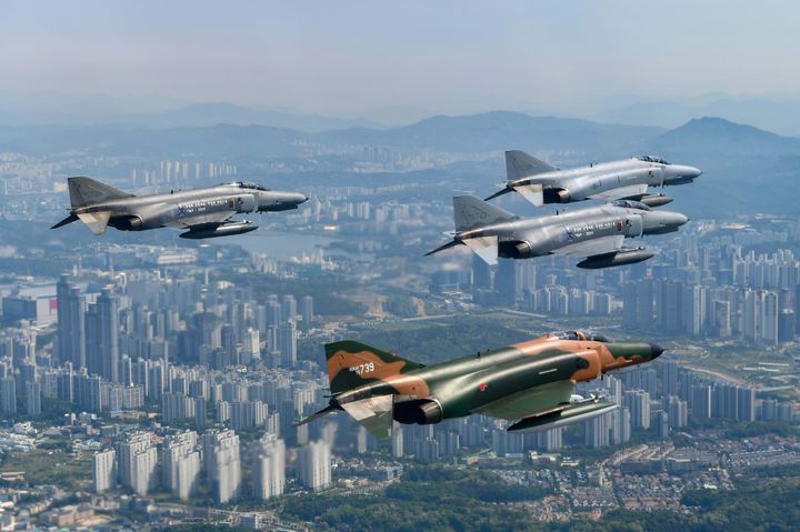 [서울=뉴시스] 퇴역을 앞둔 F-4E 팬텀 필승편대가 지난 9일 경기 수원 상공에서 국토순례 비행을 하고 있다. (사진=공군 제공) 2024.05.12. photo@newsis.com *재판매 및 DB 금지