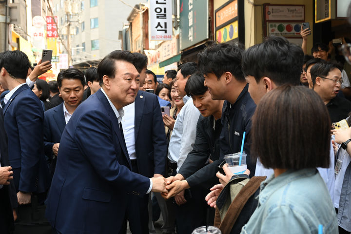 [서울=뉴시스] 윤석열 대통령이 취임 2주년을 맞은 10일 서울 중구 다동 음식문화거리를 찾아 직장인, 시민들과 인사나누고 있다. (사진=대통령실 제공) 2024.05.10. photo@newsis.com *재판매 및 DB 금지
