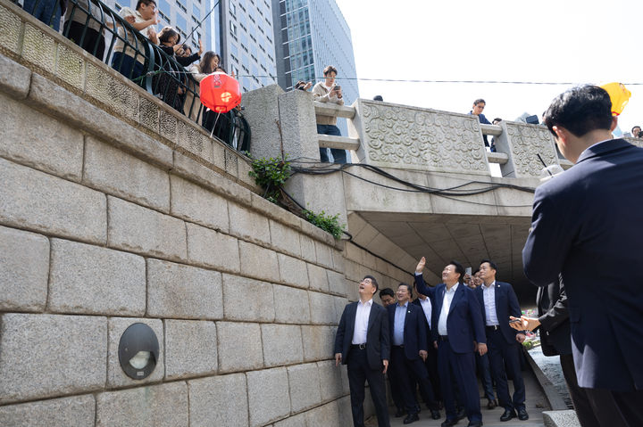 [서울=뉴시스] 윤석열 대통령이 취임 2주년을 맞은 10일 서울 중구 청계천을 찾아 직장인, 시민들에게 인사하고 있다. (사진=대통령실 제공) 2024.05.10. photo@newsis.com *재판매 및 DB 금지