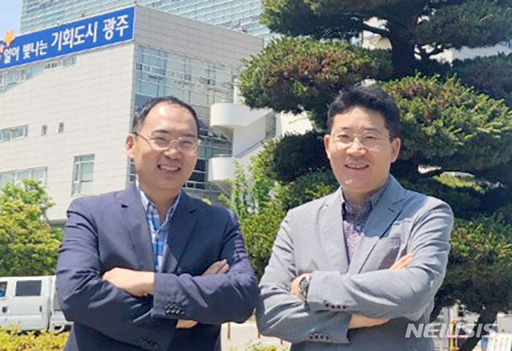 [광주=뉴시스] 광주시 박길현(왼쪽)·진일 사무관 '제132회 기술사 자격시험' 나란히 합격. (사진=광주시청 제공). photo@newsis.com *재판매 및 DB 금지