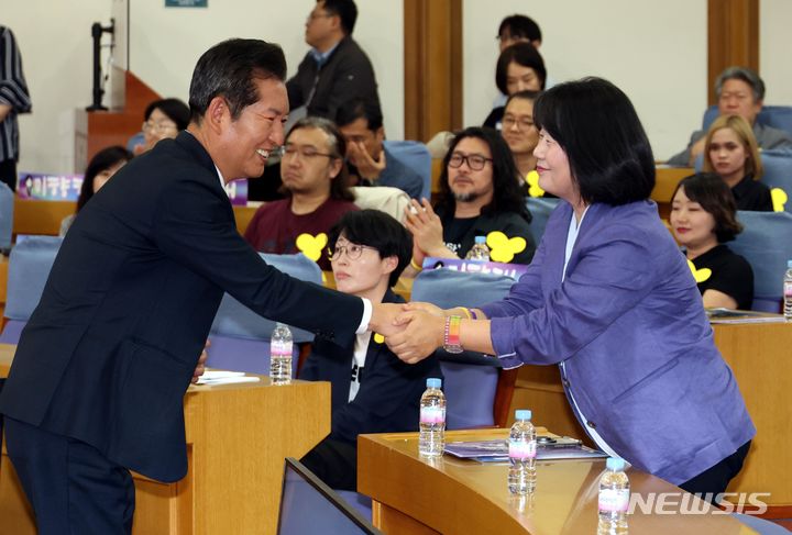 [서울=뉴시스] 조성봉 기자= 정청래 더불어민주당 최고위원이 10일 오후 서울 여의도 국회 의원회관 소회의실에서 열린 윤미향 무소속 의원의 의정보고회에 참석해 윤 의원과 악수하고 있다. 2024.05.10. suncho21@newsis.com