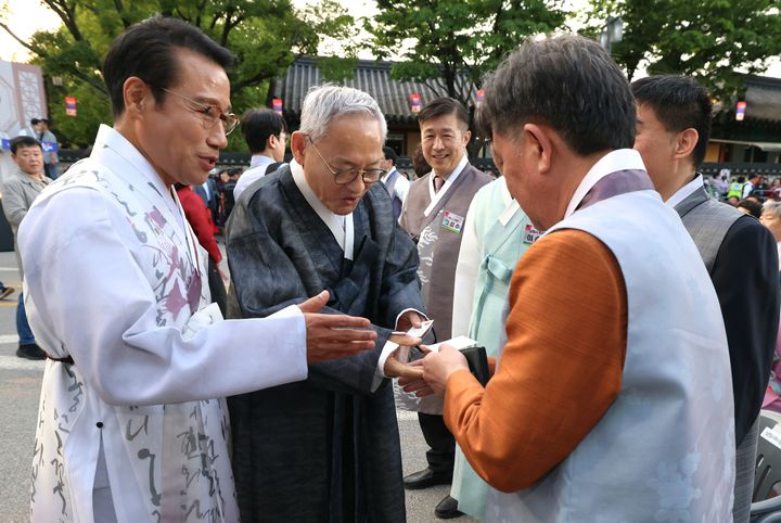 [서울=뉴시스] 유인촌 문화체육관광부 장관이 10일 전북 남원시 요천로 특설무대에서 열린 제94회 남원 춘향제 개막식에서 참석자와 인사를 나누고 있다.(사진=문화체육관광부 제공) 2024.05.10. photo@newsis.com *재판매 및 DB 금지