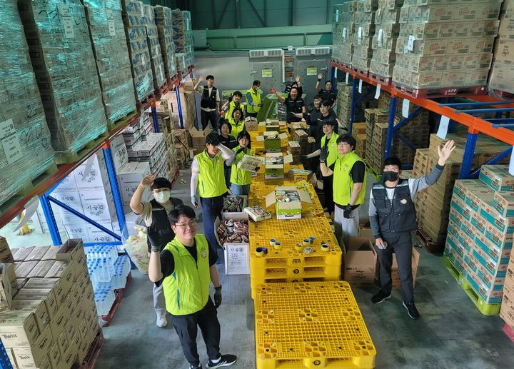 경상남도광역기부식품등지원센터 행복푸드박스 포장 작업. *재판매 및 DB 금지