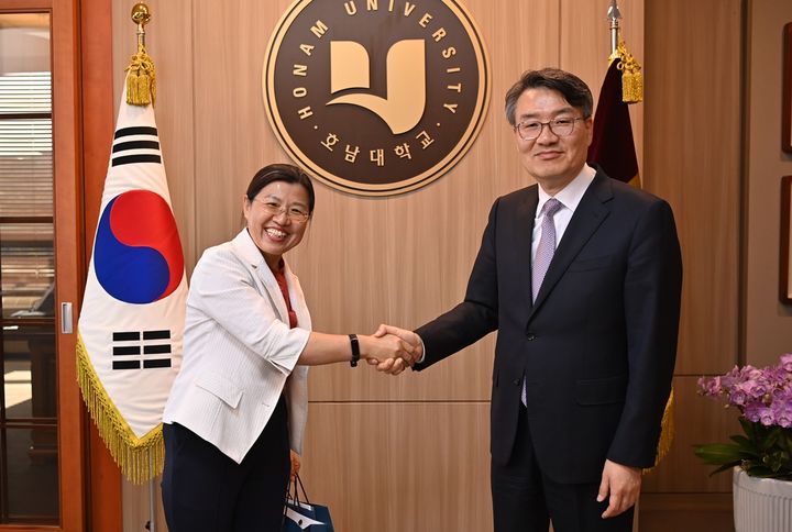 [광주=뉴시스] 지난 10일 박상철 호남대학교 총장이 대학을 방문한 장리팡 산동노동직업기술대학 부총장을 맞이하고 있다. (사진 = 호남대 제공). 2024.05.11. photo@newsis.com *재판매 및 DB 금지