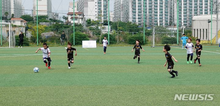 [제주=뉴시스] 오영재 기자 = 11일 오전 제주시 외도축구장 제2구장에서 열린 '제1회 제키스배 꿈나눔 유소년 축구 페스티벌'에서 신제주FC 소속 김예원 선수가 드리블하고 있다. 2024.05.11. oyj4343@newsis.com 