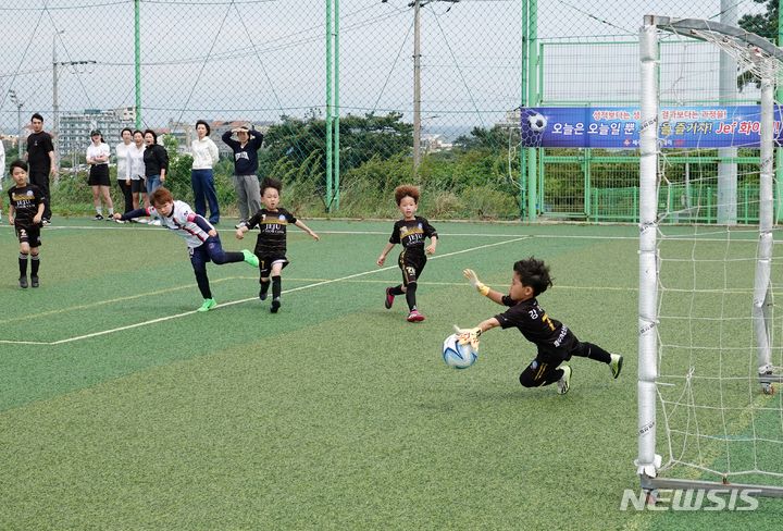 [제주=뉴시스] 오영재 기자 = 11일 오전 제주시 외도축구장 제2구장에서 열린 '제1회 제키스배 꿈나눔 유소년 축구 페스티벌'에서 제주유소년FC 소속 강주원 선수가 선방하고 있다. 2024.05.11. oyj4343@newsis.com 