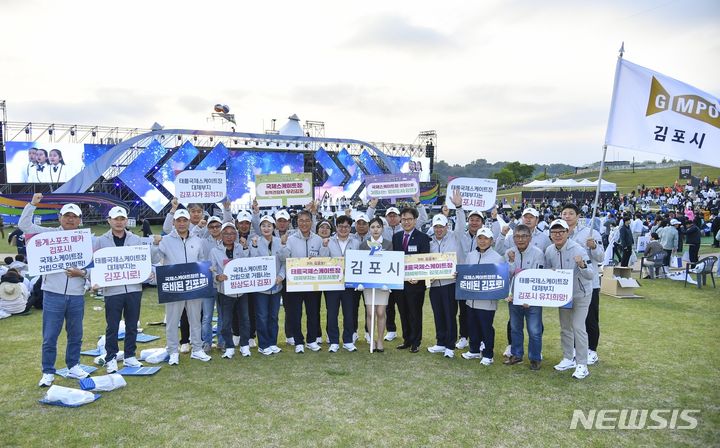 [김포=뉴시스] 정일형 기자= 김포시가 지난 9일 제70회 경기도체육대회 개회식에 참가해 국제스케이트장 김포시 유치에 대한 뜨거운 열기를 전했다. (사진은 김포시 제공)