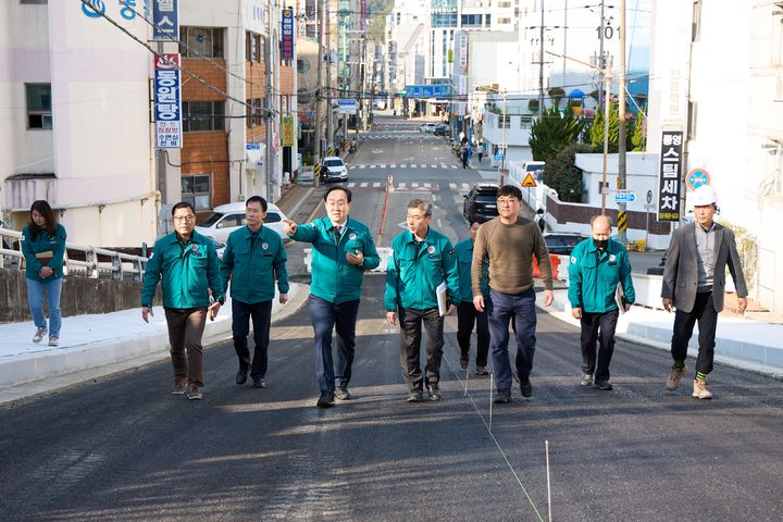 [통영=뉴시스] 신정철 기자= 통영시(시장 천영기)가 지난 10일 한국매니페스토실천본부가 발표한 '2024 전국 기초단체장 공약이행 및 정보공개 평가'에서 최우수 등급(SA)을 받았다.사진은 통영시 공약사업장 점검 모습.(사진=통영시 제공).2024.05.11. photo@newsis.com *재판매 및 DB 금지