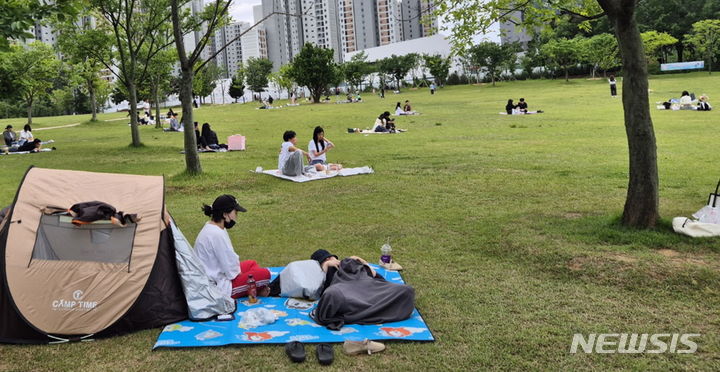 [전주=뉴시스] 김얼 기자 = 전북 전주시 세병공원을 찾은 시민들이 피크닉을 즐기고 있다. 2024.05.11. pmkeul@newsis.com