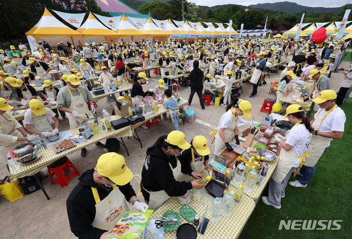 [과천=뉴시스] 김명년 기자 = 11일 오전 경기 과천시 과천랜드 피크닉장에서 열린 제27회 오뚜기 스위트홈 가족요리 페스티벌에 참가한 가족들이 요리실력을 뽐내고 있다. 2024.05.11. kmn@newsis.com