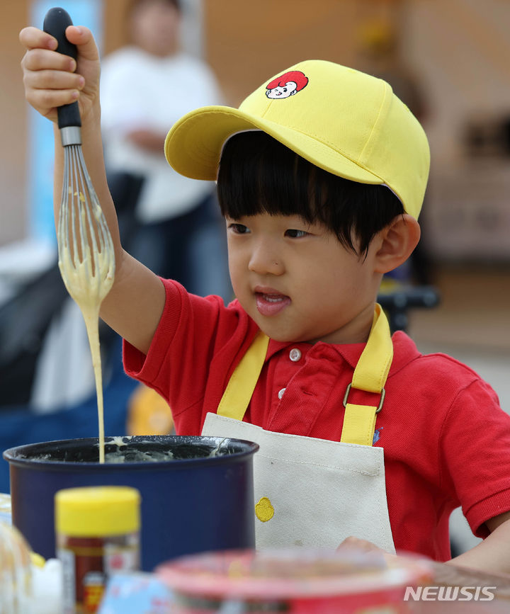 [과천=뉴시스] 김명년 기자 = 11일 오전 경기 과천시 과천랜드 피크닉장에서 열린 제27회 오뚜기 스위트홈 가족요리 페스티벌에 참가한 어린이가 요리실력을 뽐내고 있다. 2024.05.11. kmn@newsis.com