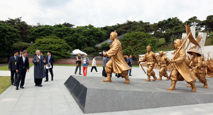 [서울=뉴시스] 인촌 문화체육관광부 장관이 11일 전북 정읍시 동학농민혁명기념공원에서 열린 130주년 동학농민혁명 기념식에 앞서 전봉준 동상을 살펴보고 있다.(사진=문화체육관광부 제공) 2024.05.11. photo@newsis.com *재판매 및 DB 금지