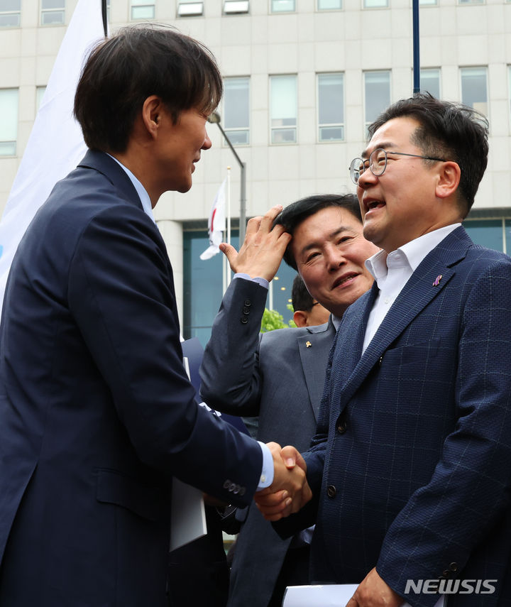 [서울=뉴시스] 최진석 기자 = 조국(왼쪽) 조국혁신당 대표와 박찬대 더불어민주당 원내대표가 11일 오후 서울 용산구 대통령실 앞에서 열린 '해병대 채 상병 특검 수용 촉구 기자회견'에 인사를 나누고 있다. 2024.05.11. myjs@newsis.com