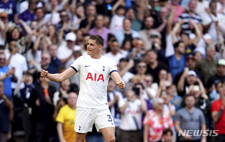 [런던=AP/뉴시스]토트넘 수비수 판더펜. 2024.05.11.