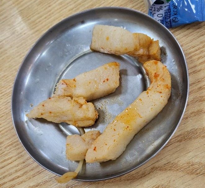 [서울=뉴시스] 고깃집 '비계 삼겹살' 논란이 전국 곳곳에서 끊이질 않는 가운데 고속도로 휴게소에서도 같은 논란이 제기됐다(사진= 보배드림 갈무리) *재판매 및 DB 금지