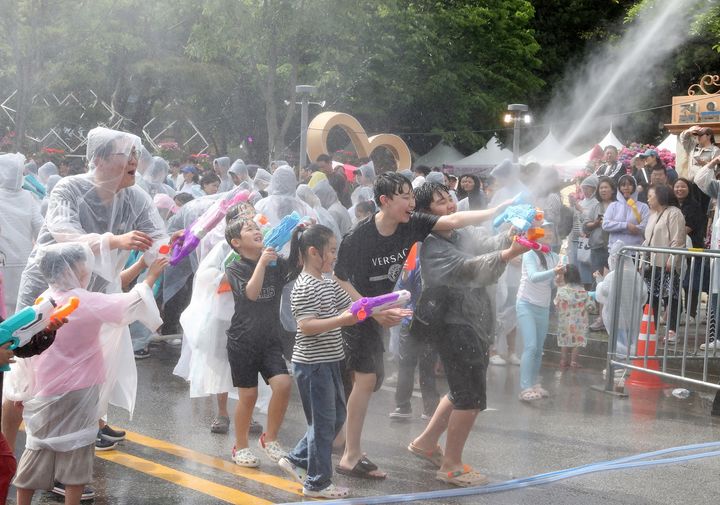 [대전=뉴시스] 조명휘 기자 = 2024 유성온천문화축제가 온천로 일원에서 열리고 있다. (사진= 유성구 제공) 2024.05.12. photo@newsis.com *재판매 및 DB 금지