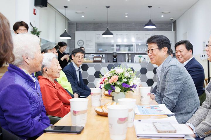 박상우 국토교통부 장관이 지난 11일 오후 경기도 시흥 고령자복지주택에서 어르신들과 간담회를 진행하고 있다.(사진 제공=국토부) *재판매 및 DB 금지