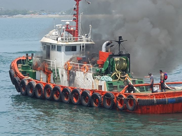 12일 오후 1시께 충남 보령시 오천항 인근 해상에서 예선에 불이 났다.(사진=보령해양경찰서 제공) *재판매 및 DB 금지