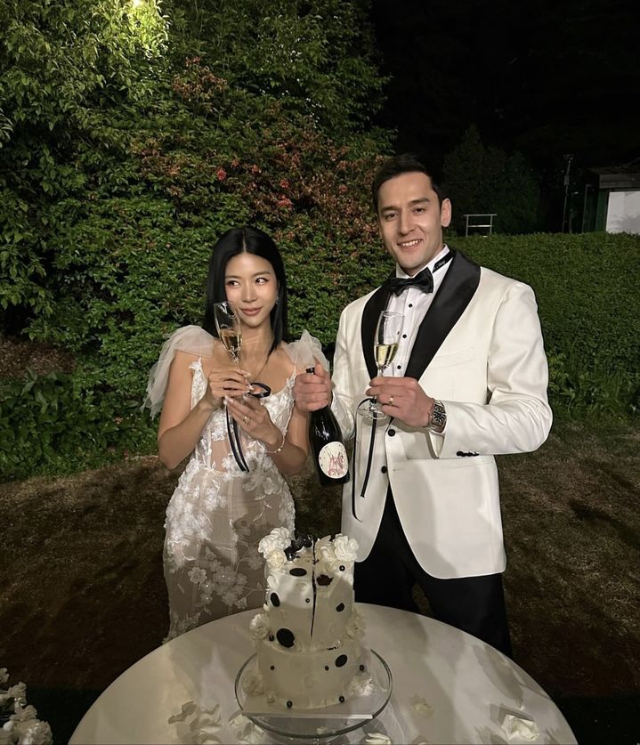 [서울=뉴시스] 모델 겸 배우 줄리엔강이 유튜버 제이제이와의 결혼 소감을 밝혔다. (사진=줄리엔강 인스타그램 캡처) 2024.05.12. photo@newsis.com *재판매 및 DB 금지