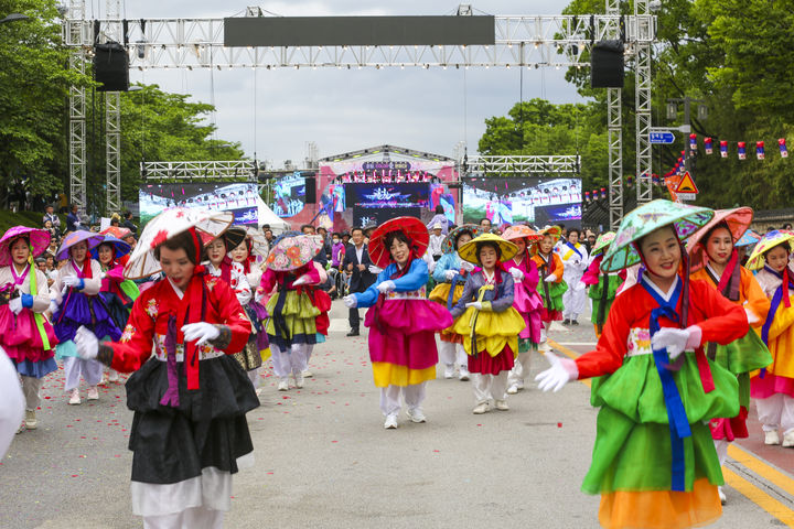 지난 2024년 '제94회 춘향제'가 열리고 있는 남원에서 5월11일과 12일 '발광난장 대동길놀이'가 펼쳐지고 있다. *재판매 및 DB 금지