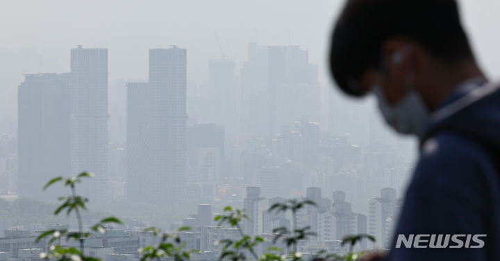 [서울=뉴시스] 황준선 기자 = 서울의 미세먼지 농도가 '나쁨' 수준을 보인 12일 오전 서울 남산에서 바라본 도심이 뿌옇게 흐리다. 2024.05.12. hwang@newsis.com