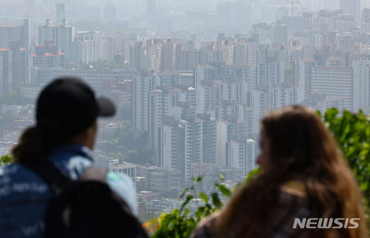 [서울=뉴시스] 황준선 기자 = 12일 오전 서울 남산에서 바라본 아파트 밀집 지역의 모습. 국토교통부 실거래가 시스템에 따르면 올해 서울 아파트의 전세 보증금이 전고점 평균 대비 84%선을 회복한 것으로 나타났다. 2024.05.12. hwang@newsis.com