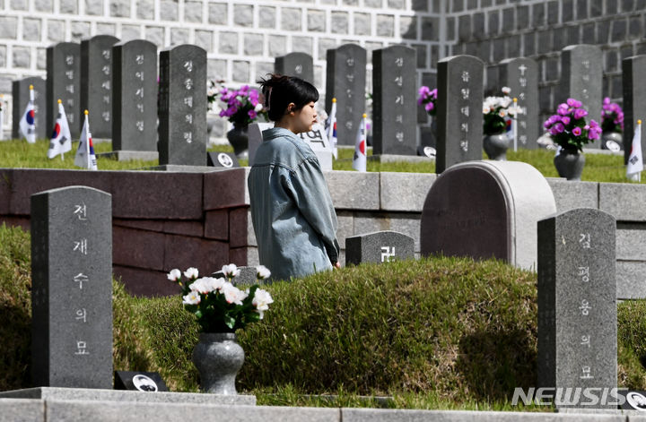 [광주=뉴시스] 이영주 기자 = 5·18민주화운동 44주기를 6일 앞둔 12일 오전 광주 북구 운정동 국립5·18민주묘지에서 한 대학생이 참배하고 있다. 2024.05.12. leeyj2578@newsis.com