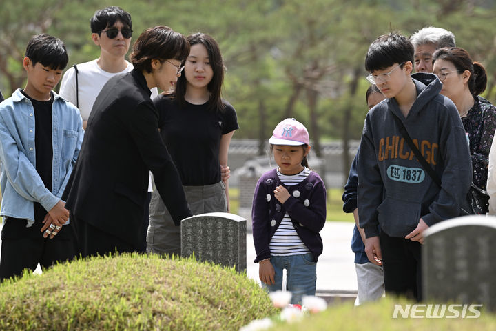 [광주=뉴시스] 이영주 기자 = 5·18민주화운동 44주기를 6일 앞둔 12일 오전 광주 북구 운정동 국립5·18민주묘지에서 시민들이 '오월의 막내' 고(故) 전재수군의 묘소 앞에서 참배하고 있다. 2024.05.12. leeyj2578@newsis.com