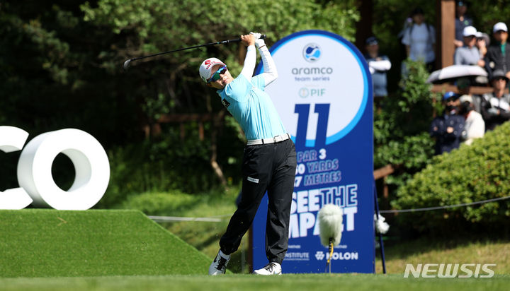 [고양=뉴시스] 김선웅 기자 = 프로골퍼 김효주가 12일 경기 고양시 뉴코리아 CC에서 열린 레이디스 유러피언 투어 아람코 팀 시리즈 2024 3라운드 11번홀 경기를 펼치고 있다. 2024.05.12. mangusta@newsis.com