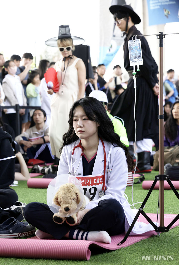 [서울=뉴시스] 최동준 기자 = 12일 서울 잠수교에서 열린 '서울시 한강 멍때리기 대회' 참가자들이 경연을 하고 있다. 2024.05.12. photocdj@newsis.com