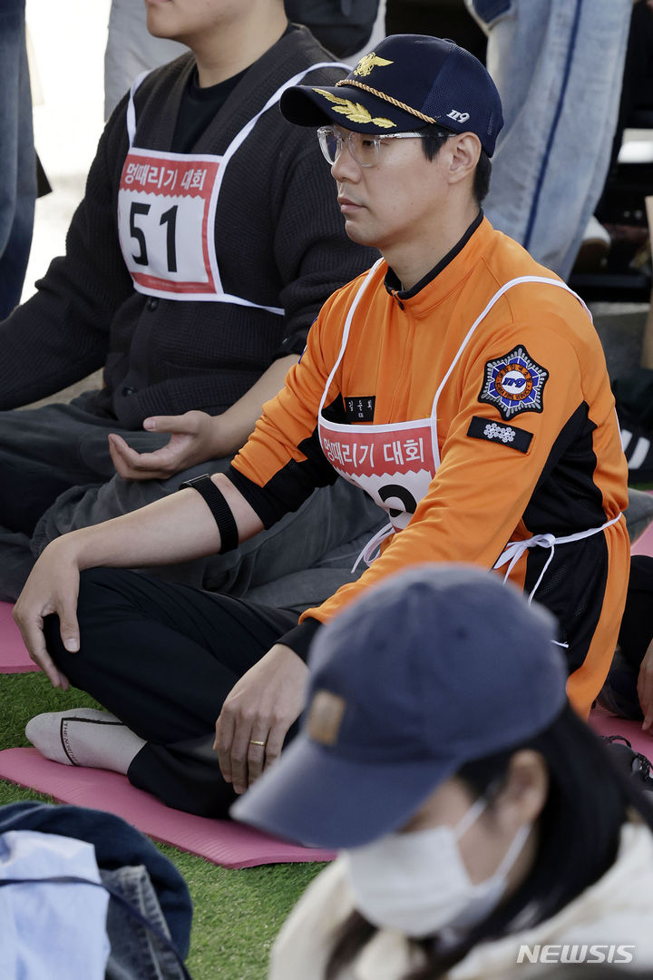 [서울=뉴시스] 최동준 기자 = 12일 서울 잠수교에서 열린 '서울시 한강 멍때리기 대회' 참가자들이 경연을 하고 있다. 2024.05.12. photocdj@newsis.com